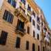 Lasciamo ora i due palazzi gemelli per andare a visitare ledificio principale del complesso, che si staglia sulla perpendicolare via Guido de Ruggiero